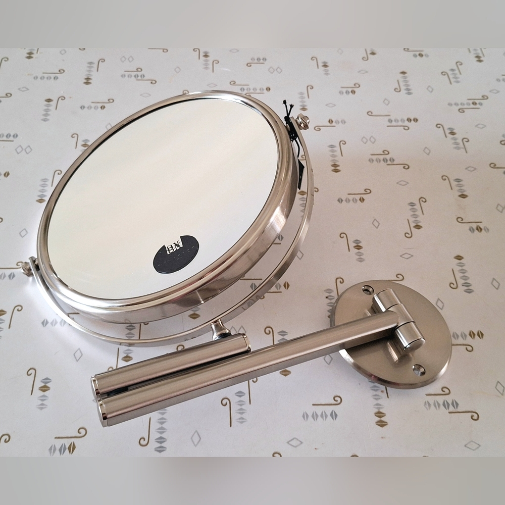 Extendable magnifying mirror 1x/8x